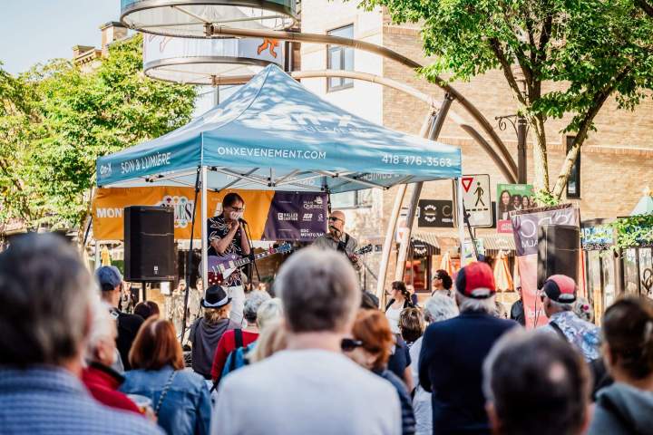 Support technique lors d'un show en plein air Québec