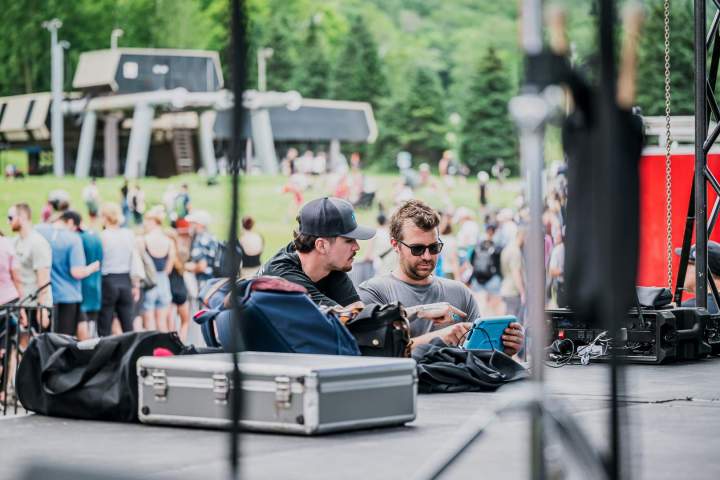 Support technique lors d'un show en plein air Québec