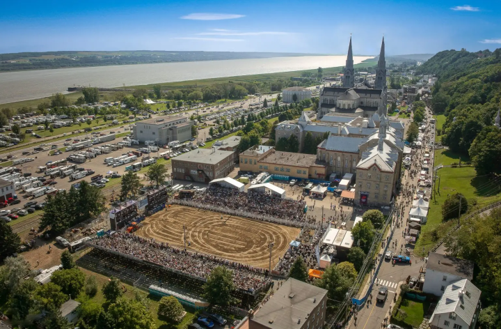 C’est un festival Situé en plein cœur de la ville de Sainte-Anne-de-Beaupré. Il inclut une rue piétonne avec un chapiteau de danse country, des marchands, des foodtrucks, une arène pour le rodéo et différentes prestations sportives, une scène pour les spectacles de musique. 