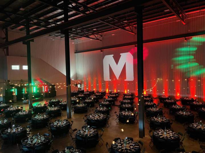 éclairage de salle avec gobo logo dentreprise copie